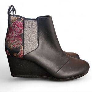 Toms Black Kelsey Floral Brocade Chelsea Wedge Ankle Booties Women’s Size 8